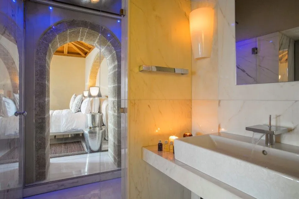 Moni Emvasis Luxury Suites