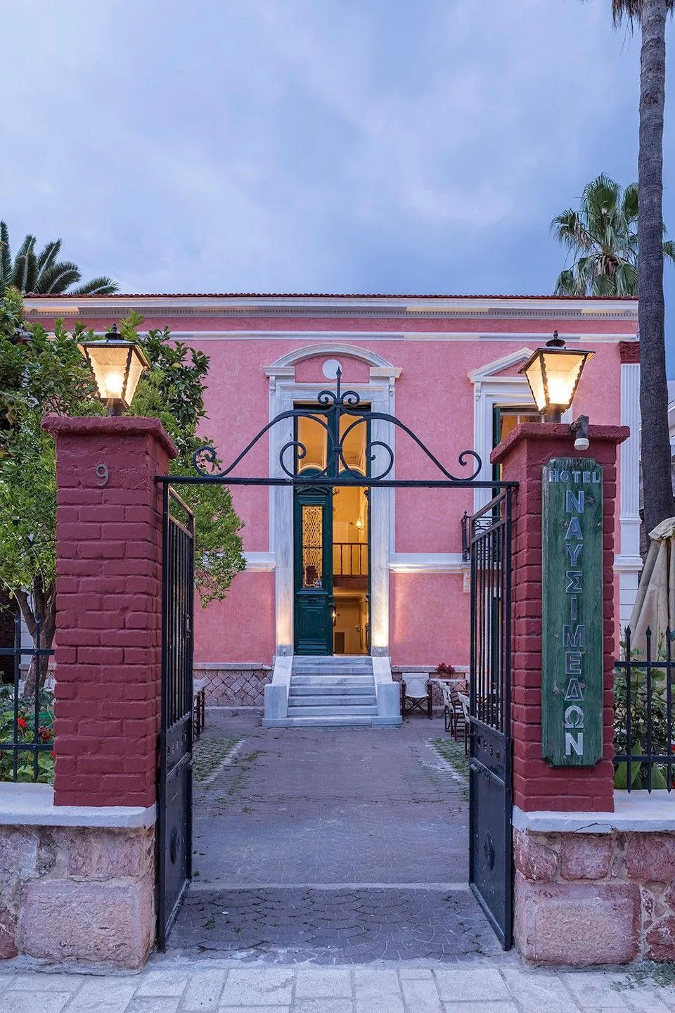 Nafsimedon Hotel