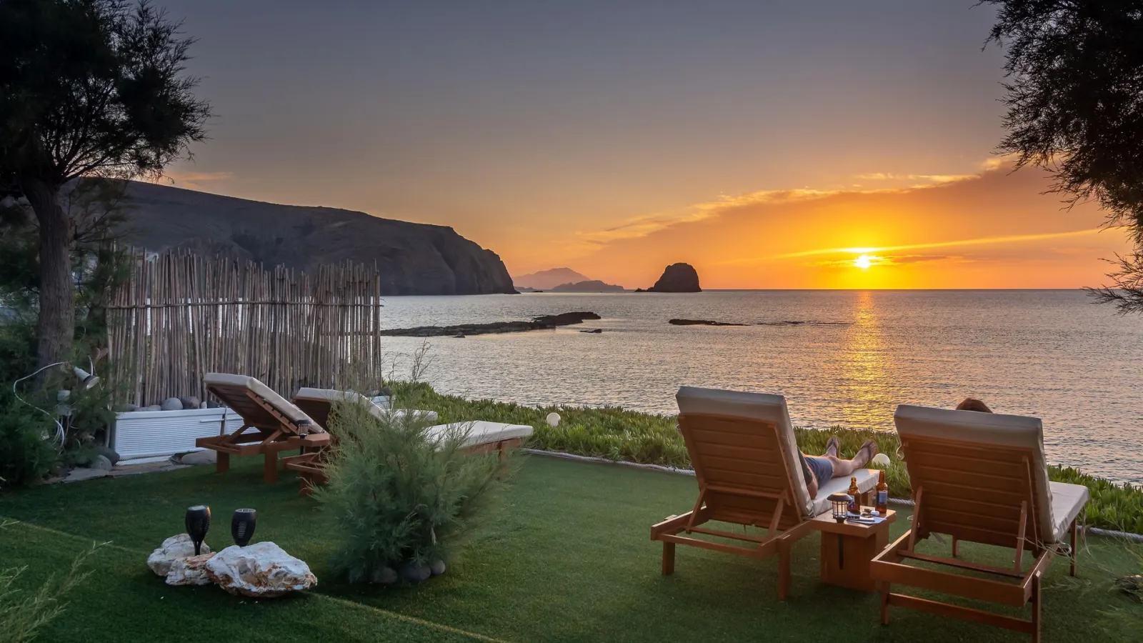 Niki Savvas Studios & Suites Milos