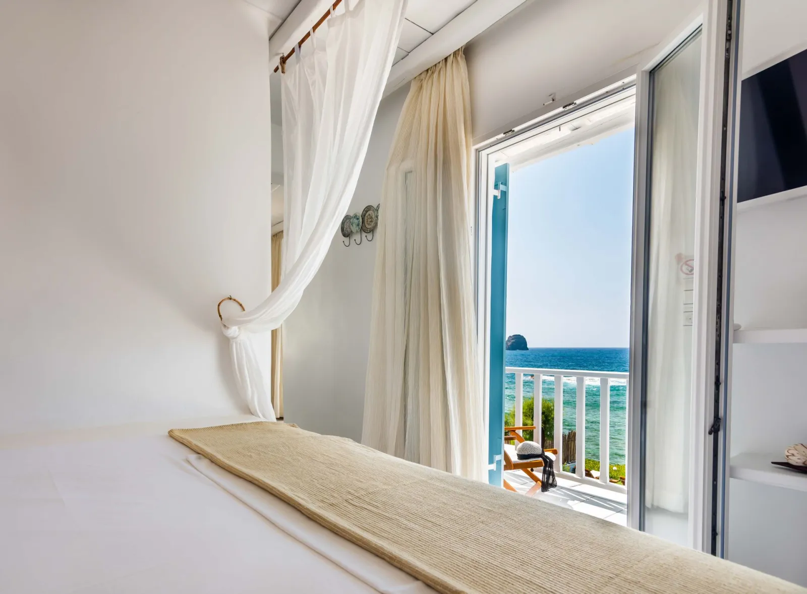 Niki Savvas Studios & Suites Milos