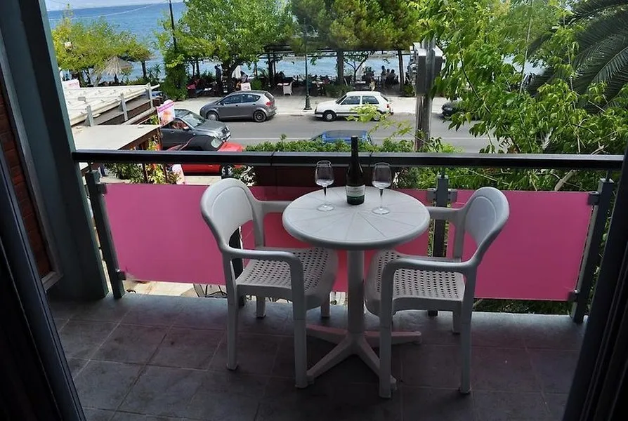 Followmetogreece_Seaside chalets Greece_4029