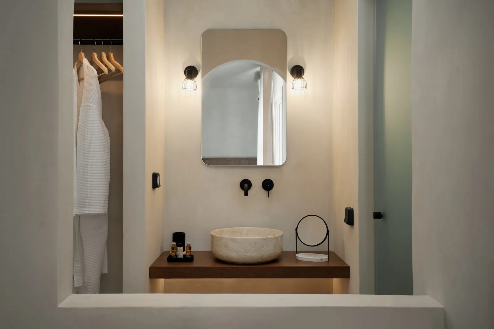 Polis of Naxos Stylish Suites