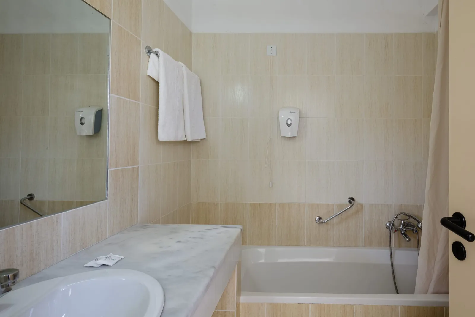 BATHROOM-BATHTUB