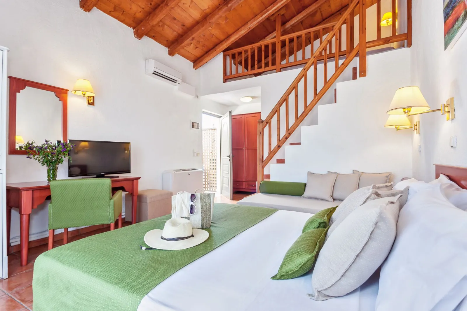 Studio B' - Bedroom with attic