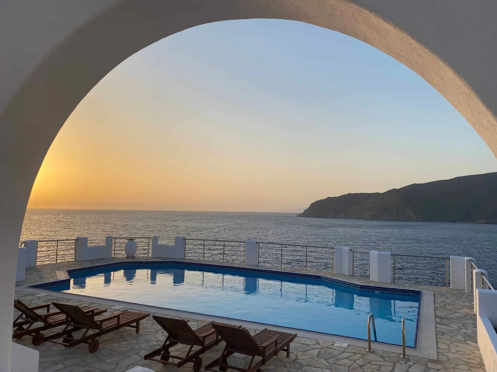 SeaRock Rooms & Suites