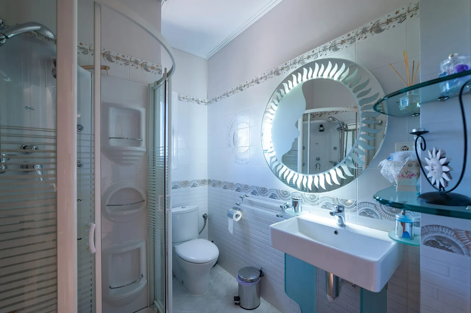 2nd bathroom with shower and relaxing jets.