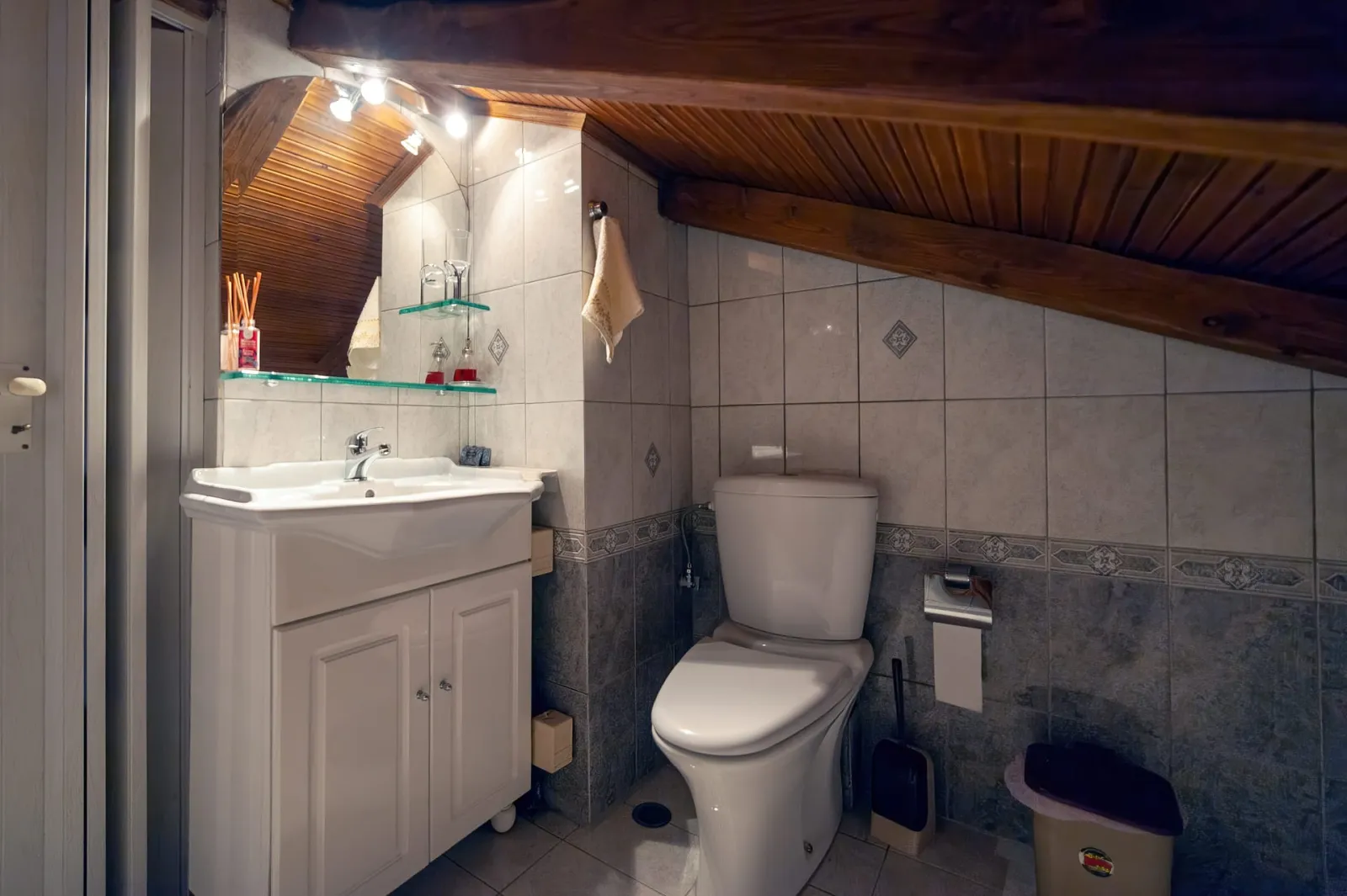 3rd toilet in 3rd auxuliary bedroom.