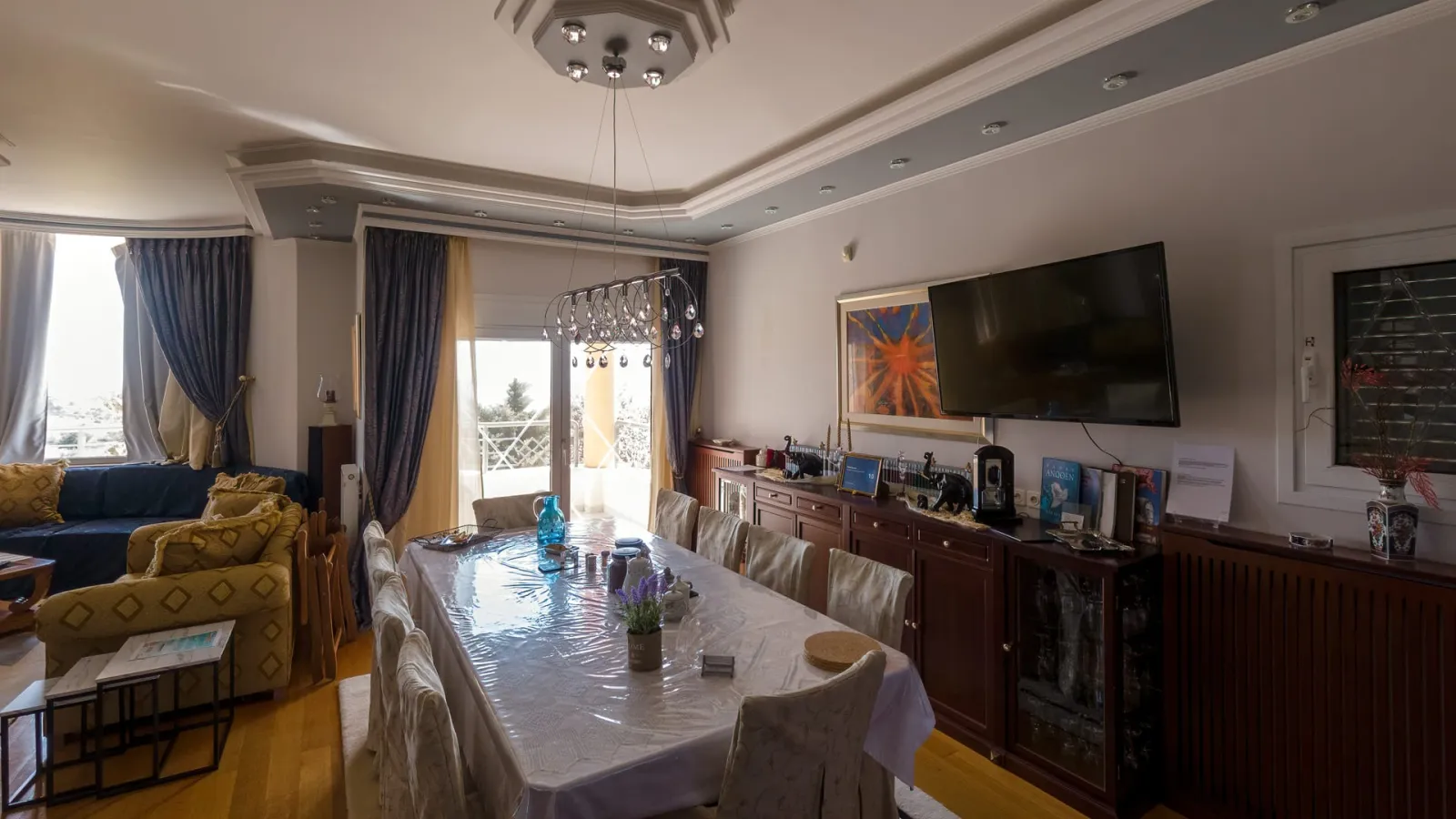 Dining room.
