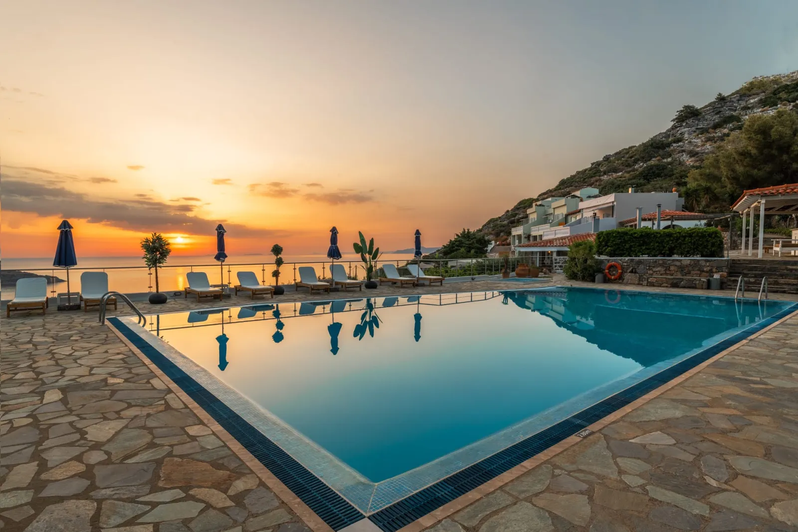 Adrakos Apartments