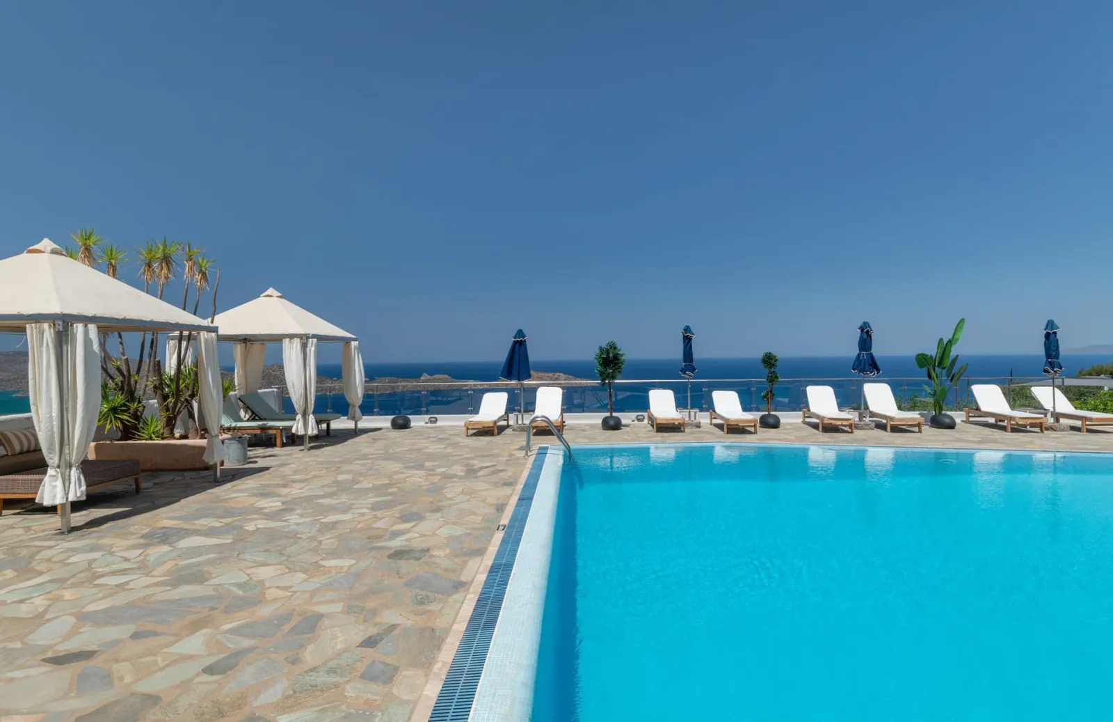 Adrakos Apartments
