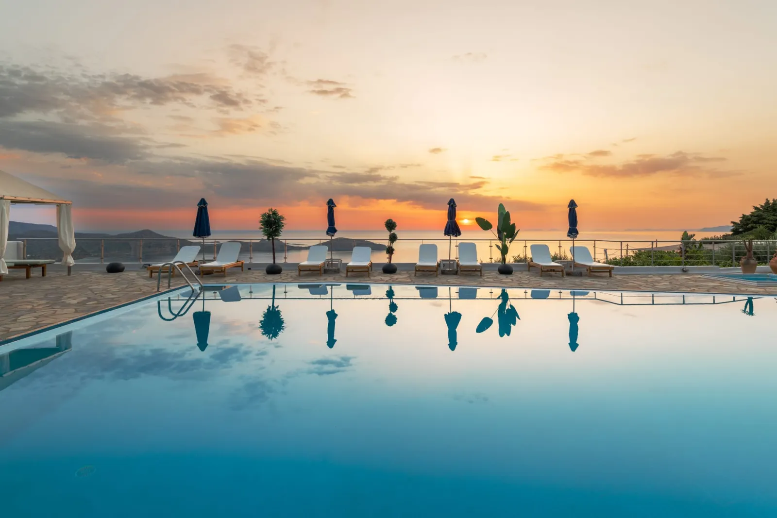 Adrakos Apartments