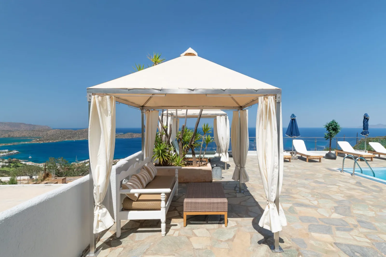 Adrakos Apartments