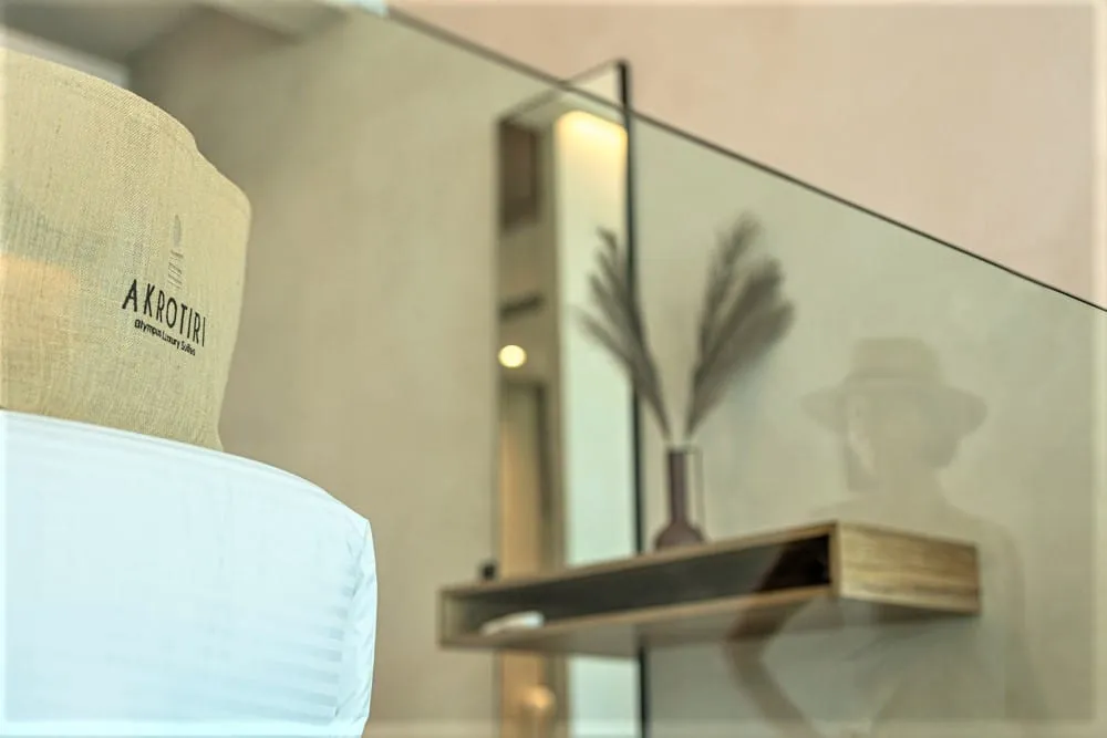 Akrotiri Olympus Luxury Suites