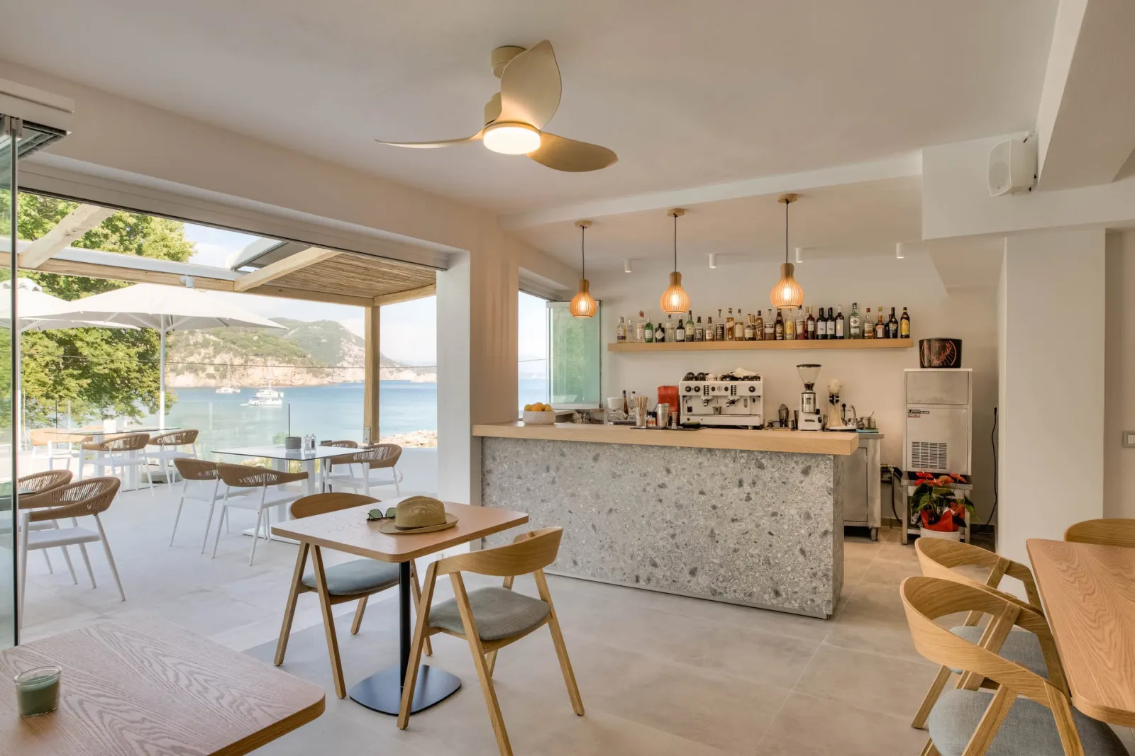 Bar and breakfast area by the pool