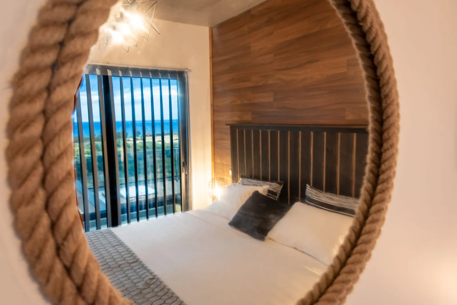 room mirror detail