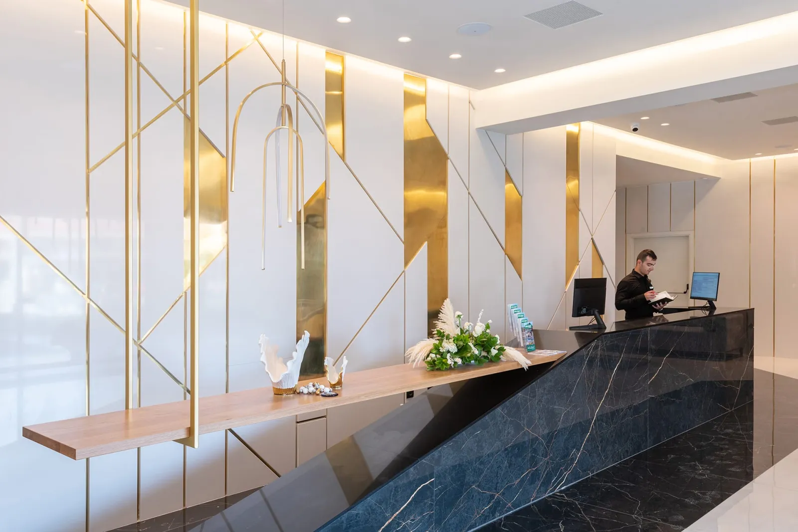 The elegantly designed reception area of Grand Patelli offers a warm and refined first impression, reflecting the hotel’s contemporary character and welcoming atmosphere.