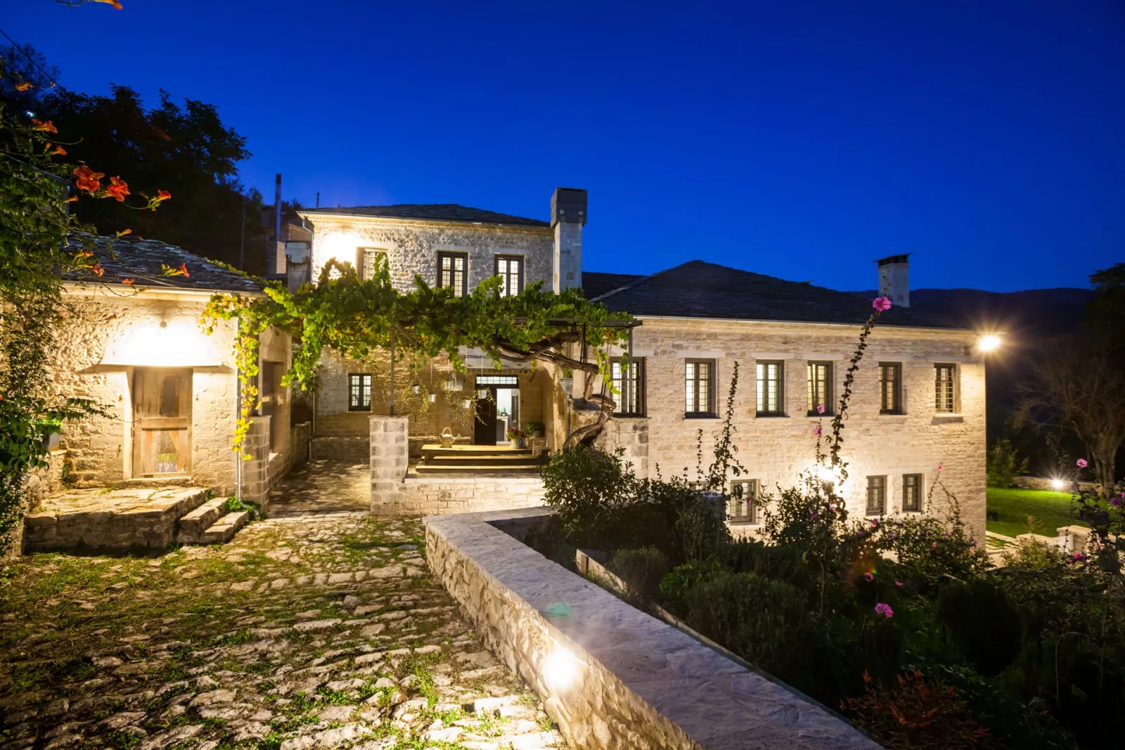 Apeiros Chora Hotel