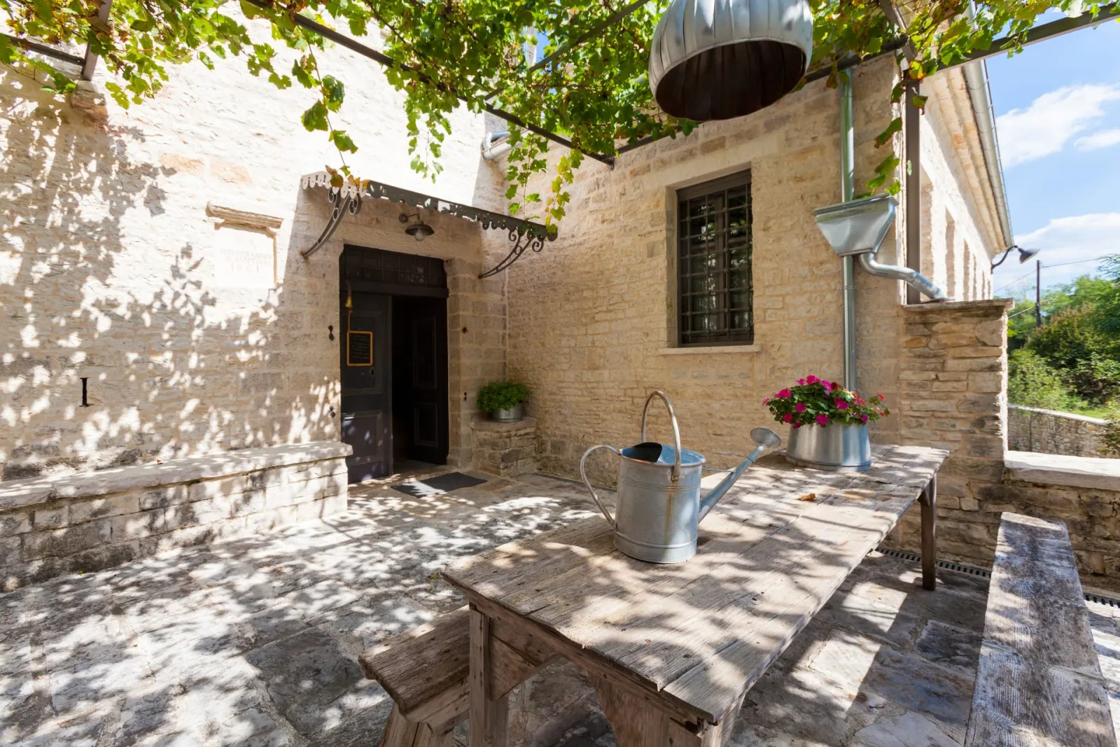 Apeiros Chora Hotel