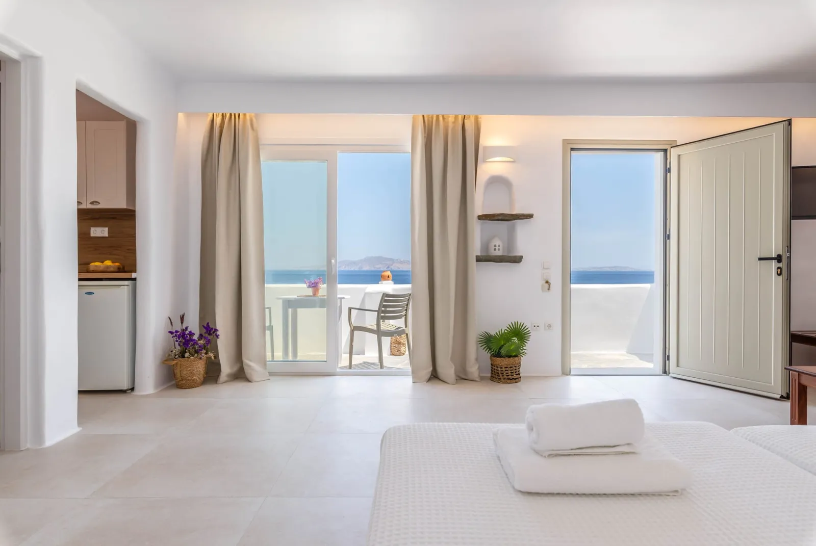 Studio with sea view & balcony