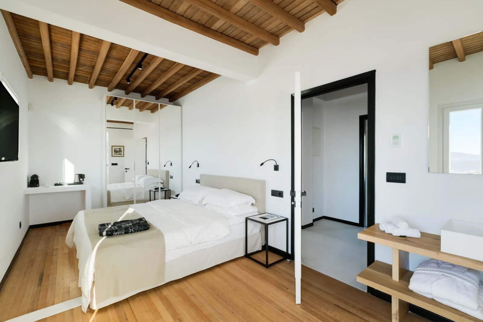 2 Bedroom Suite Nextdoor with Private Jacuzzi &amp; Sea View (3 meters from main hotel - sleeps 5)