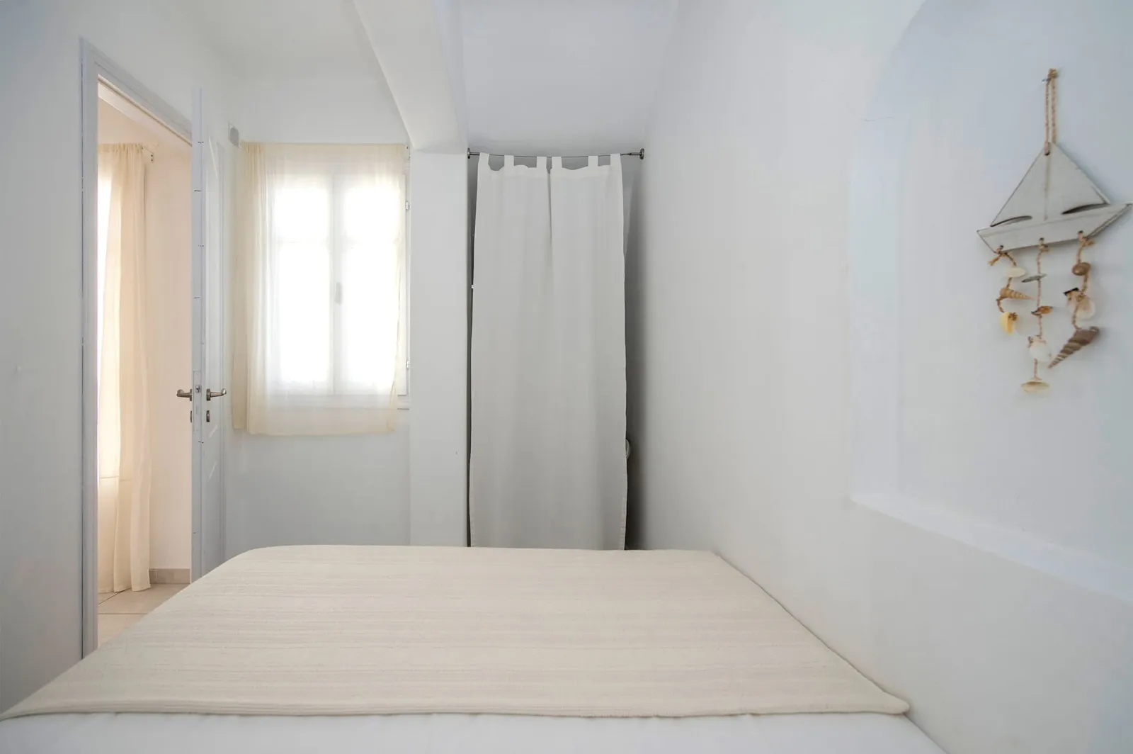 Artemis | 1 Bedroom Apartment with mountain View and Patio