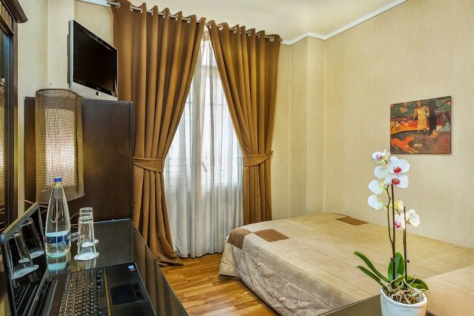 SINGLE ROOM