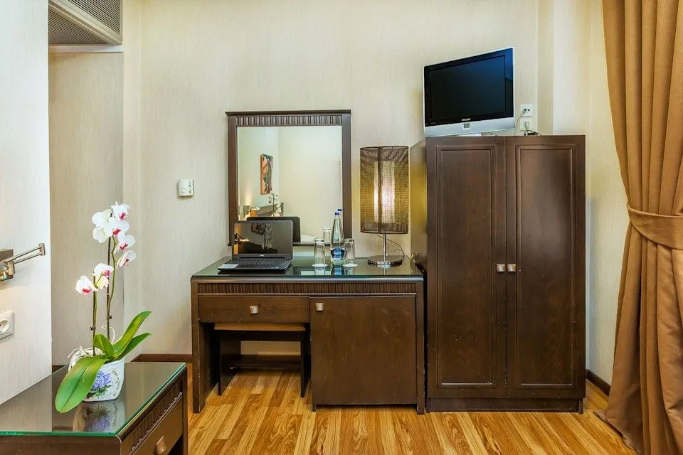 SINGLE ROOM