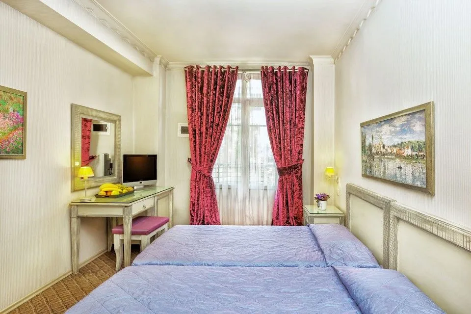 TWIN ROOM