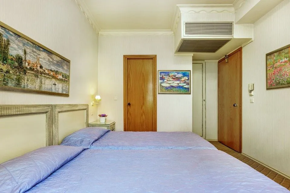 TWIN ROOM