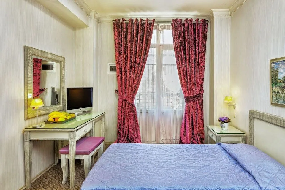 TWIN ROOM