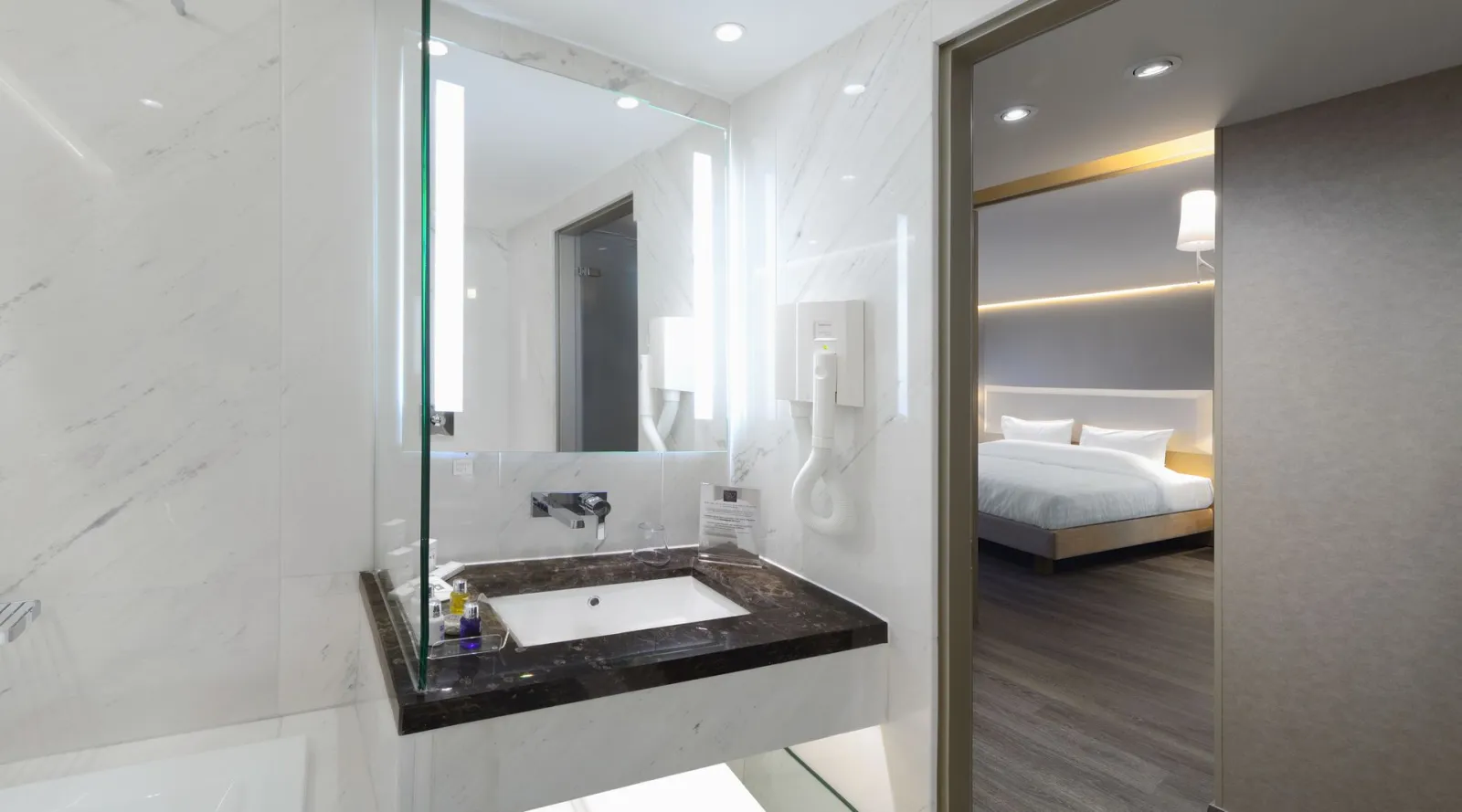 Junior Suite with Lake View