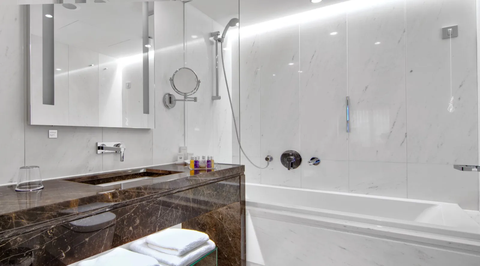 SAZ Suite with Panoramic City and Lake view