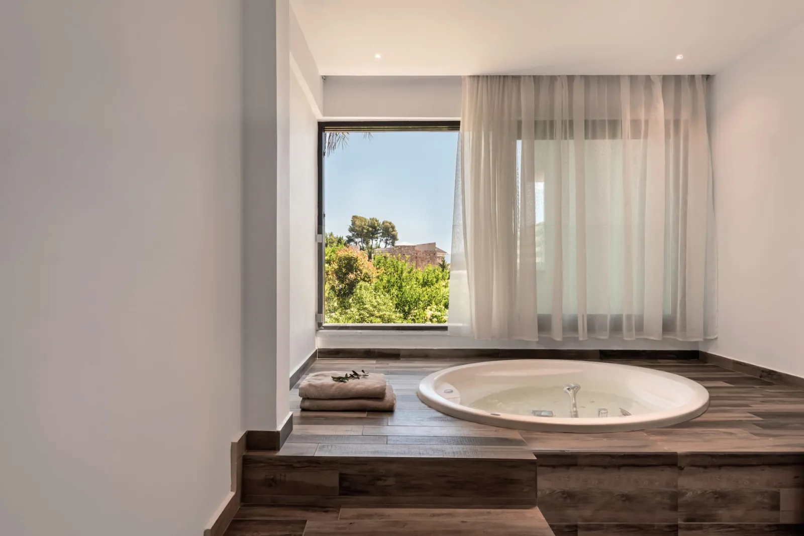 Two Bedrooms Family Room with Whirlpool