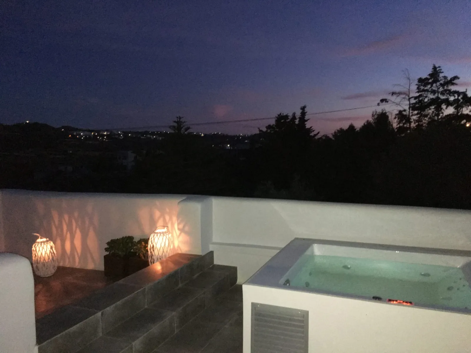 Smirida Suite - Private Outdoor Terrace  with Hot Tub