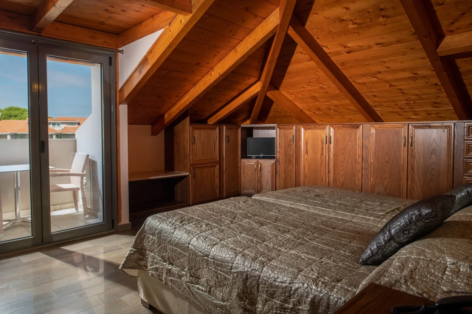 Attic Suite with Pool and Side Sea View - 33m²
