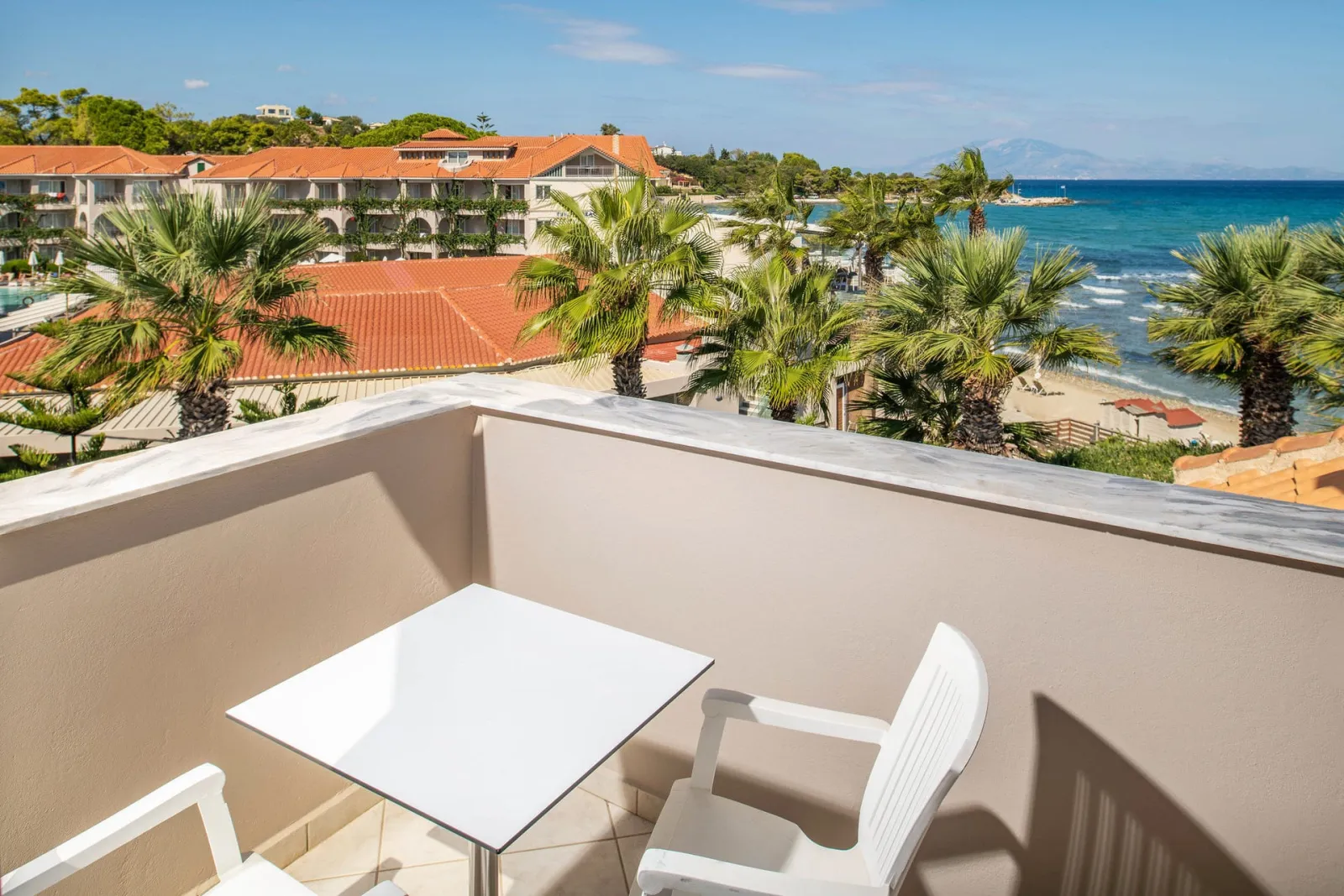 Attic Suite with Pool and Side Sea View - 33m²