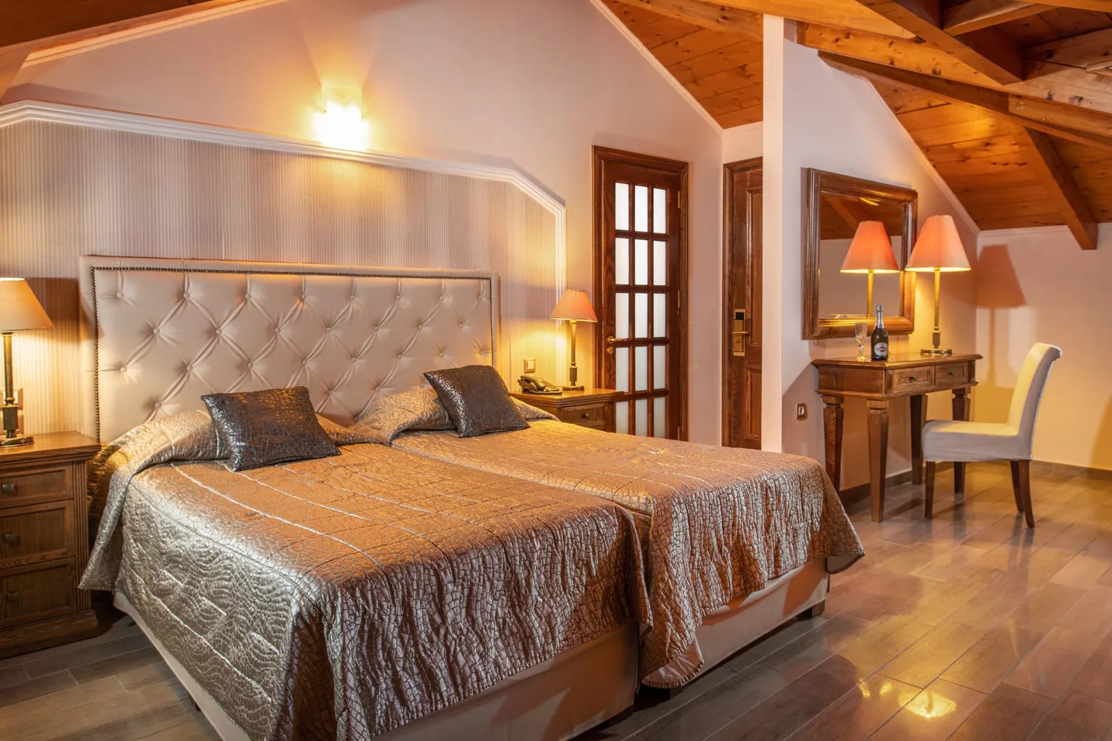 Attic Suite with Pool and Side Sea View - 33m²