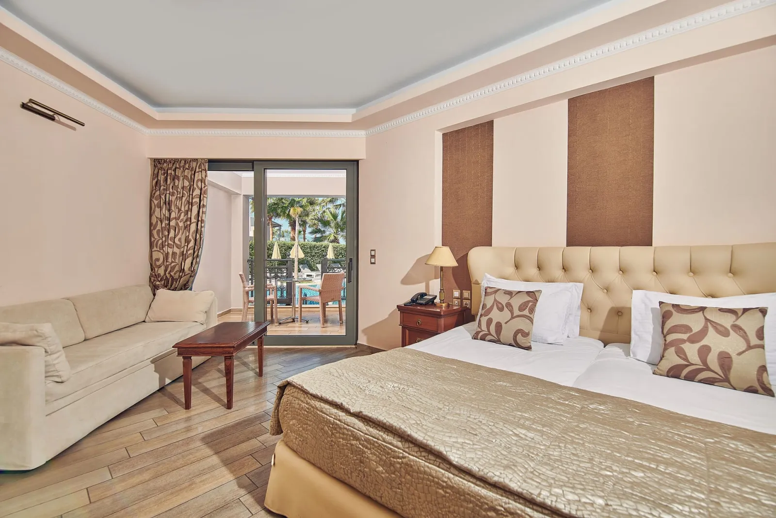 Swim Up Junior Suite with Pool View - 33m²