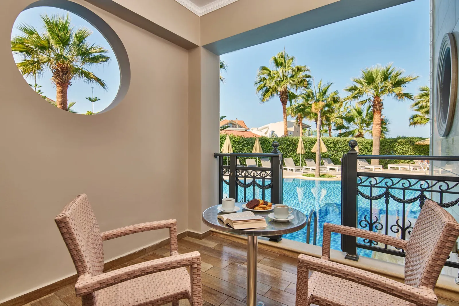 Swim Up Junior Suite with Pool View - 33m²
