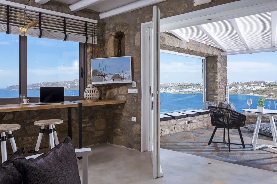 Corner Suite Sea View with Sharing Pool