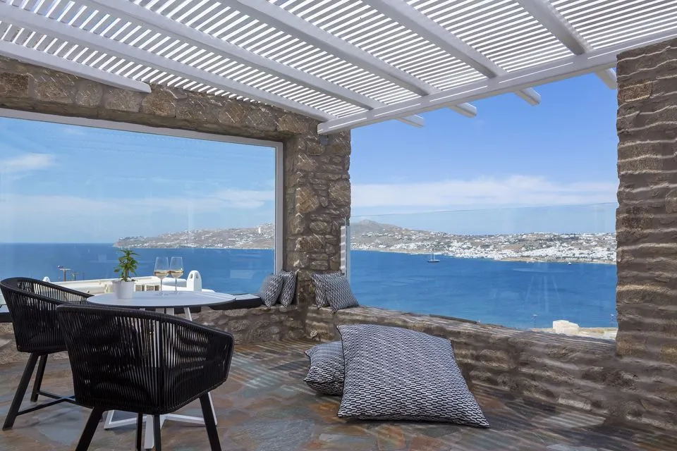 Corner Suite Sea View with Sharing Pool