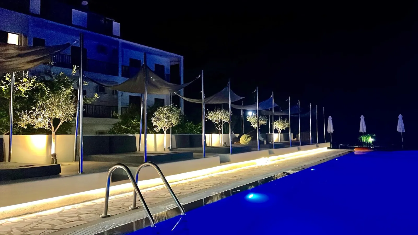 Whirpool junior suite over the pool
