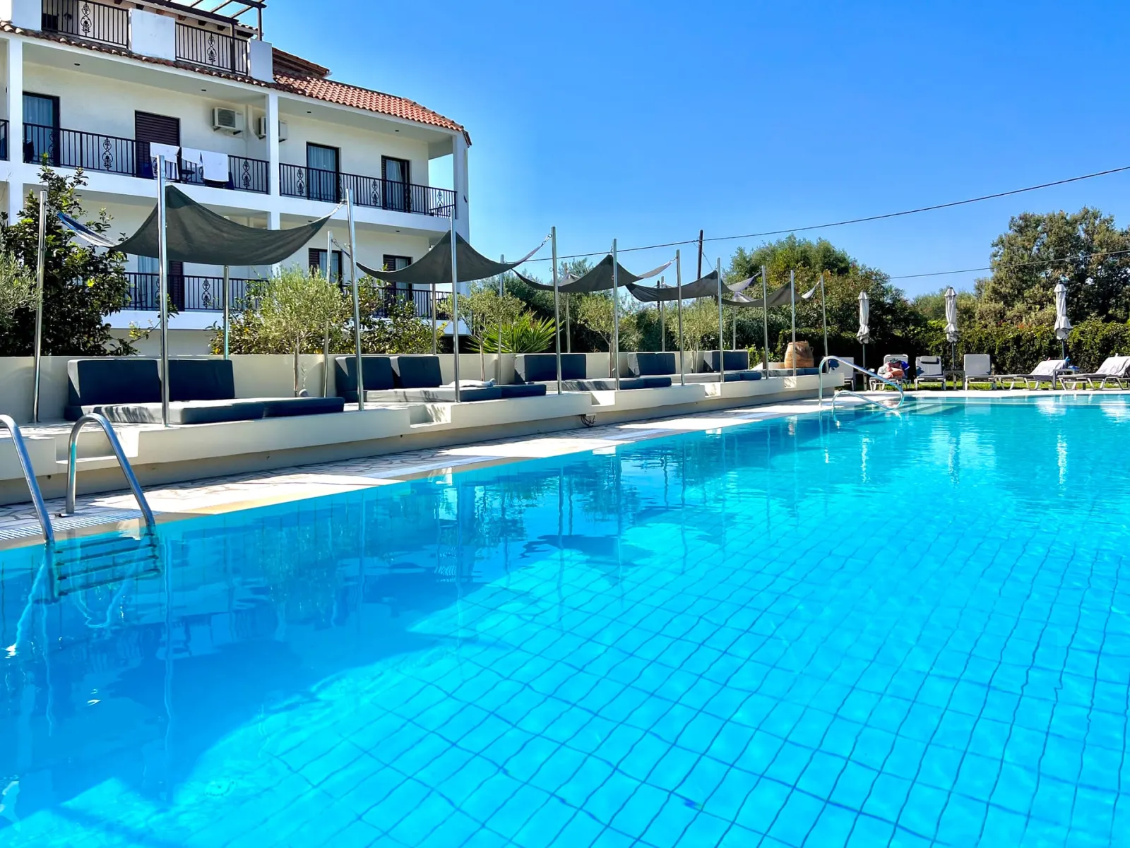 Whirpool junior suite over the pool