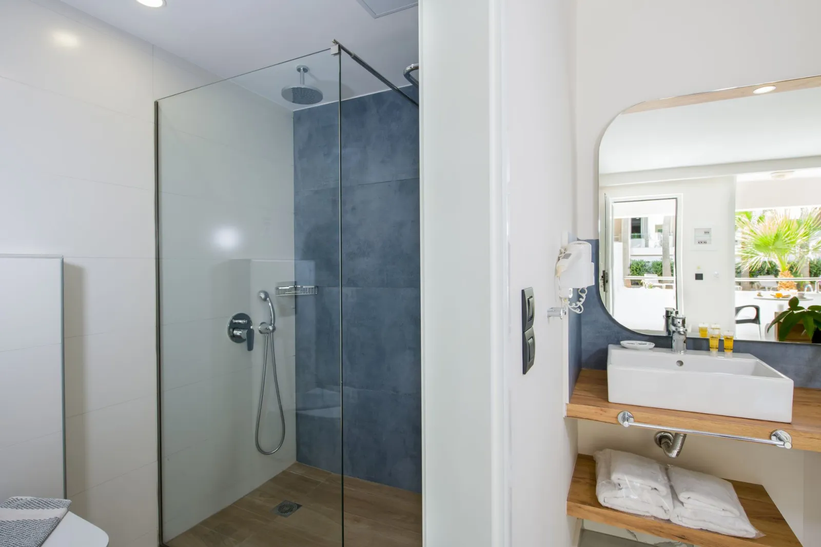Superior Family One Bedroom Apartment with Pool View