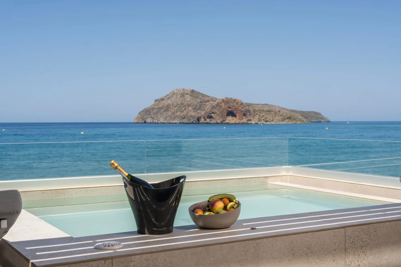 Beachcomber Suite - Beachfront with Private pool