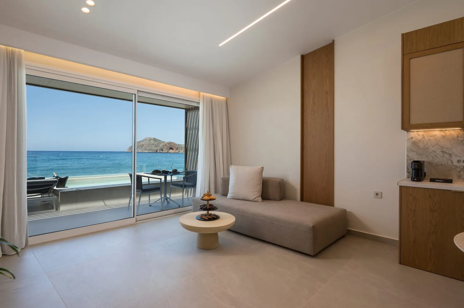 Beachcomber Suite - Beachfront with Private pool