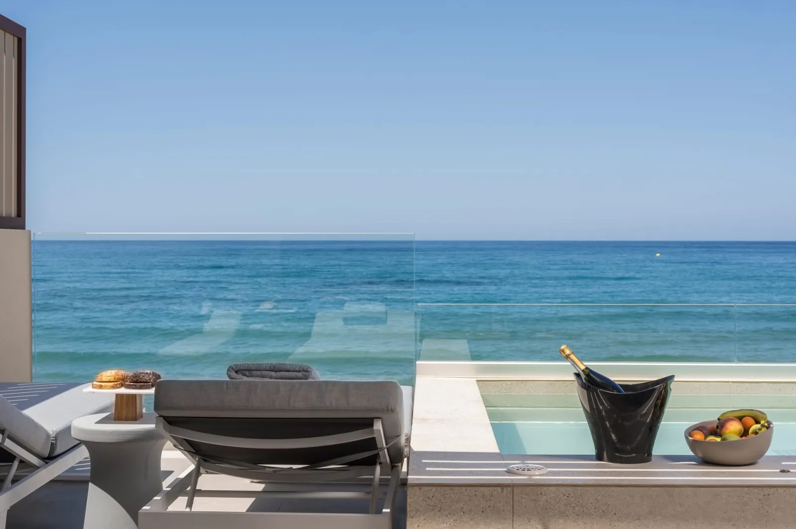 Beachcomber Suite - Beachfront with Private pool