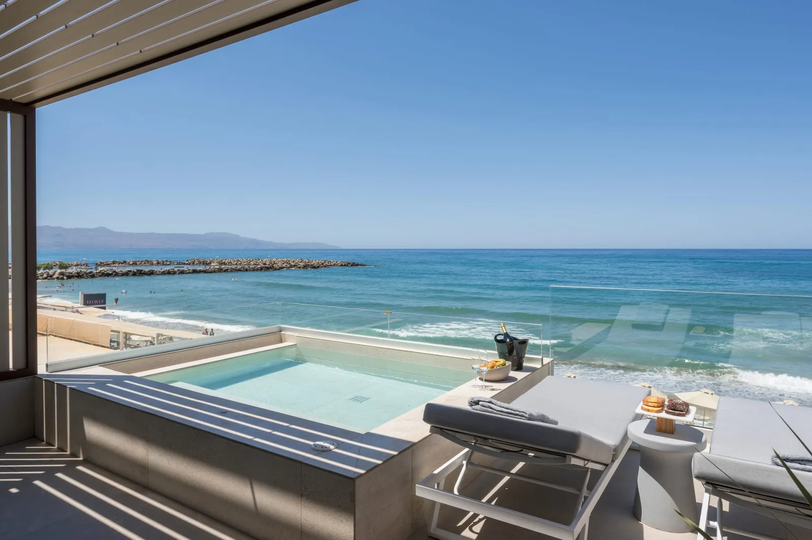 Beachcomber Suite - Beachfront with Private pool