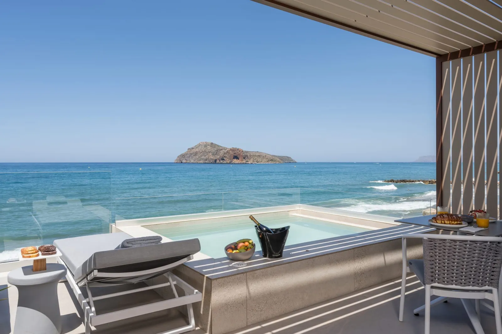 Beachcomber Suite - Beachfront with Private pool