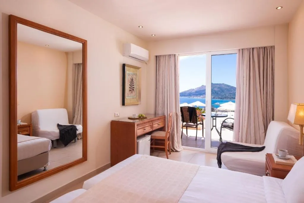 Poolfront Double or Twin Room Sea View - 25 m²